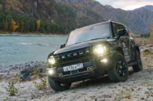 SUV jede podél řeky