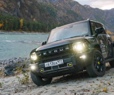 SUV jede podél řeky