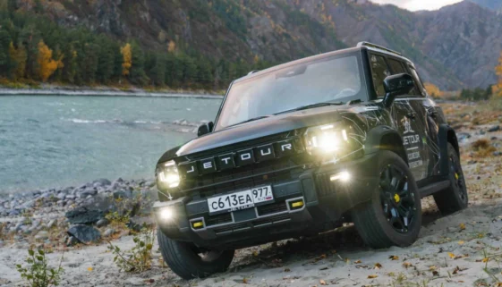 SUV jede podél řeky