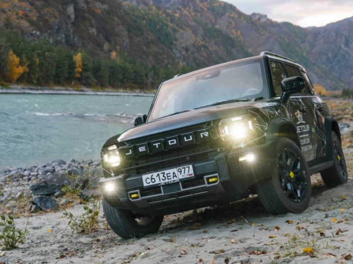 SUV jede podél řeky