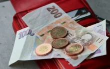 Peníze vyložené na červené peněžence