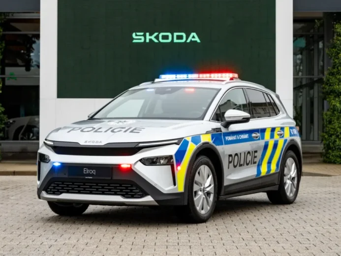 Elektromobil Škoda Elroq ve služebních barvách Policie ČR