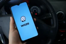 Chytrý telefon s otevřenou aplikací Waze na úvodní obrazovce.