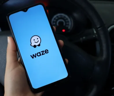 Chytrý telefon s otevřenou aplikací Waze na úvodní obrazovce.
