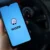 Chytrý telefon s otevřenou aplikací Waze na úvodní obrazovce.