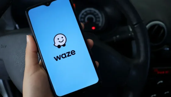 Chytrý telefon s otevřenou aplikací Waze na úvodní obrazovce.