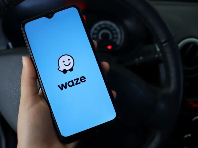 Chytrý telefon s otevřenou aplikací Waze na úvodní obrazovce.
