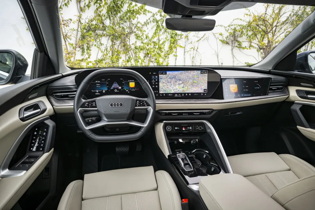 - MotorGuru.cz Interiér Audi Q5 s digitálním kokpitem a dotykovým displejem
