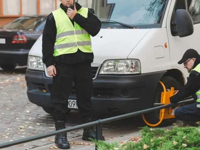strážníci nasazují na kolo auta botičku