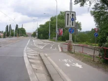 Značka vyhrazeného jízdního pruhu na ulici