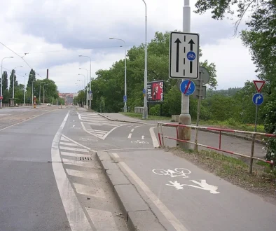 Značka vyhrazeného jízdního pruhu na ulici