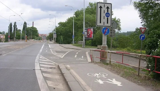 Značka vyhrazeného jízdního pruhu na ulici
