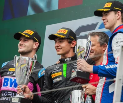 závodníci F1 slaví vítězství