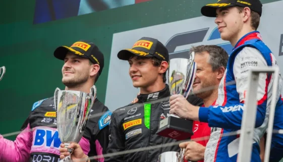 závodníci F1 slaví vítězství