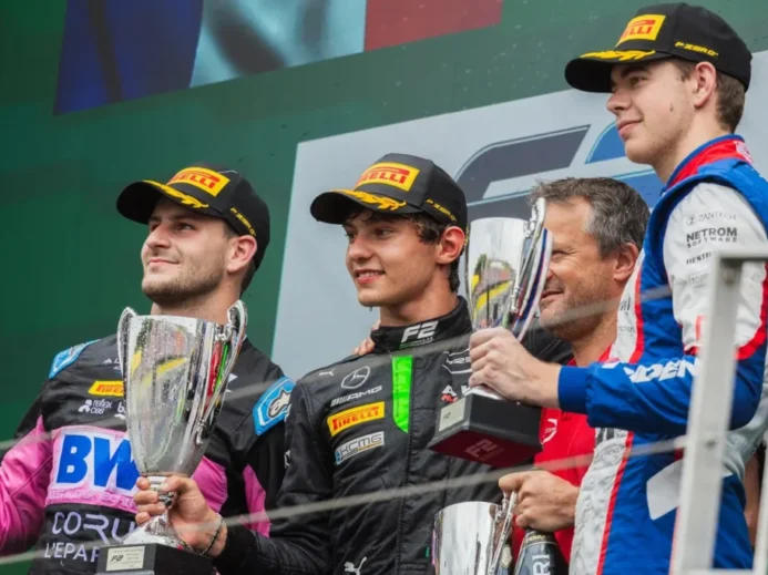 závodníci F1 slaví vítězství