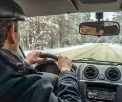 řidič, zasněžená silnice