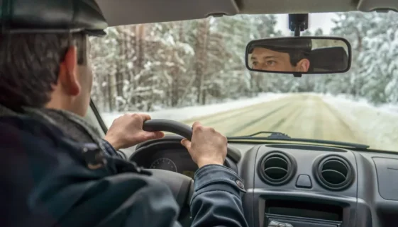 řidič, zasněžená silnice