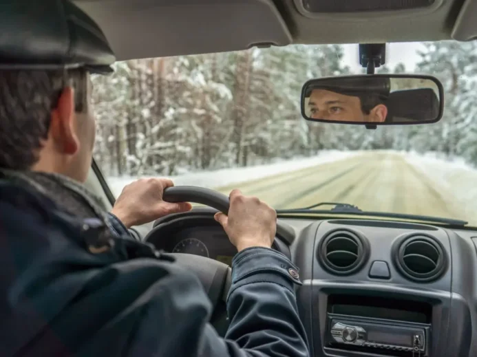 řidič, zasněžená silnice