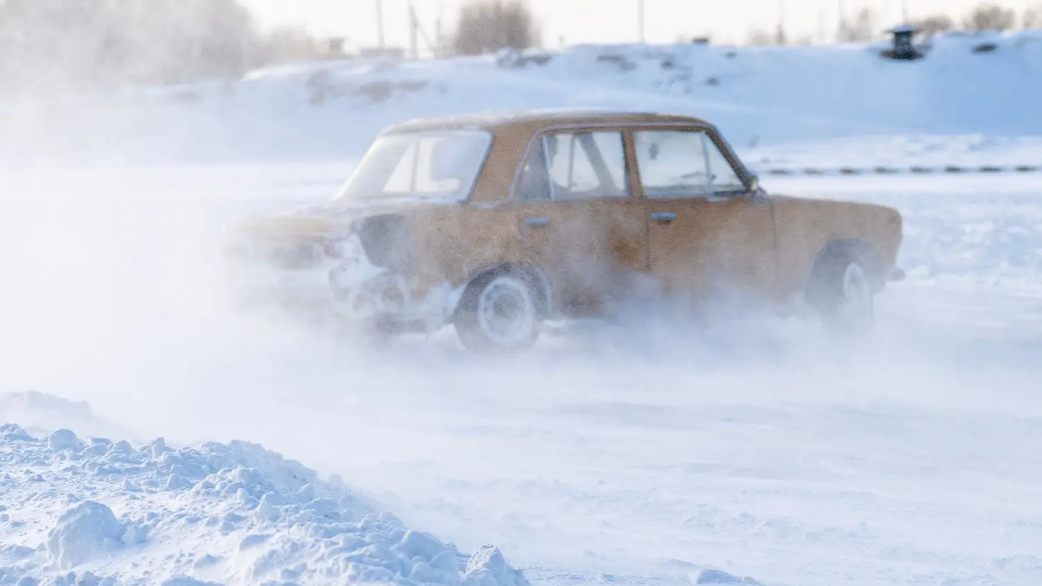 - MotorGuru.cz zasněžená silnice, auto, smyk