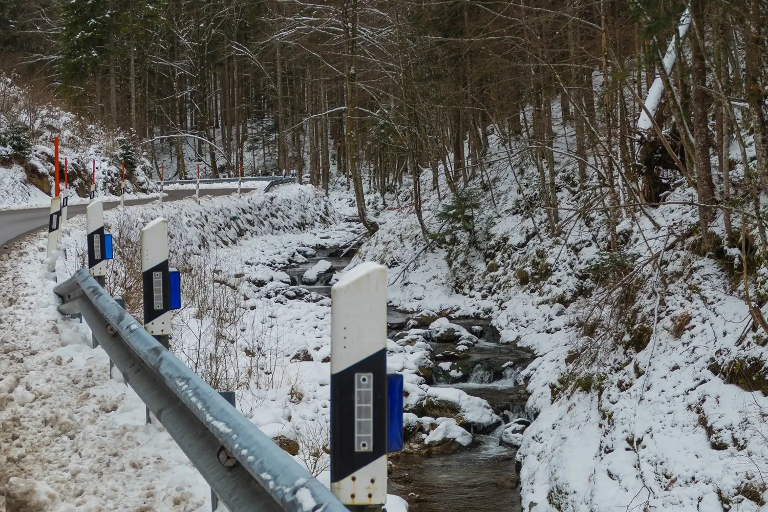 - MotorGuru.cz zasněžená silnice, bílé patníky s modrou odrazovou plochou