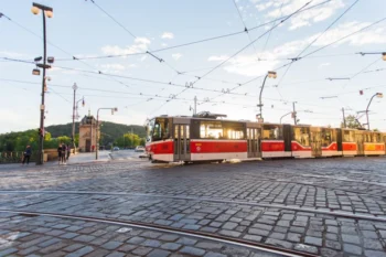 Řada řidičů si mnohdy není jista předností v jízdě v křižovatkách s tramvají.
