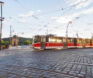 Řada řidičů si mnohdy není jista předností v jízdě v křižovatkách s tramvají.