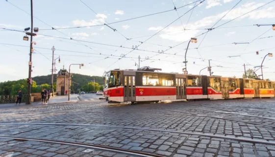 Řada řidičů si mnohdy není jista předností v jízdě v křižovatkách s tramvají.