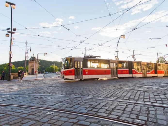 Řada řidičů si mnohdy není jista předností v jízdě v křižovatkách s tramvají.
