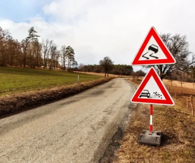 Varovné značky u klikaté silnice na venkově