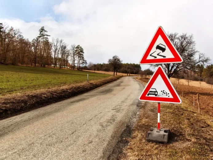 Varovné značky u klikaté silnice na venkově