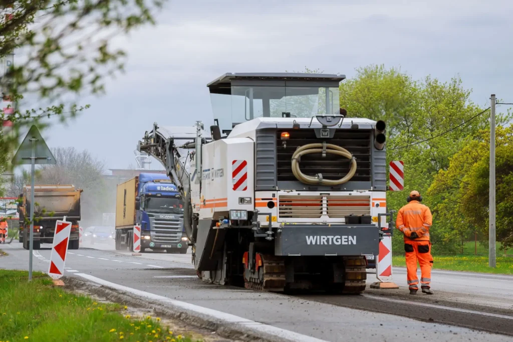 Práce silničářů už zastavuje sníh a mráz. 