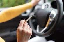 Kouření za volantem je v mnoha evropských zemích zakázáno.