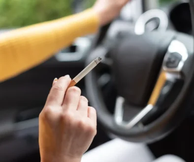 Kouření za volantem je v mnoha evropských zemích zakázáno.