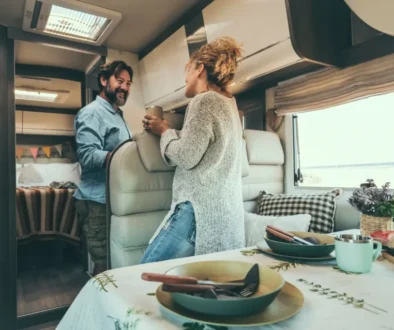 Bydlení v pojízdném autobusu si oblíbilo již mnoho párů a rodin.