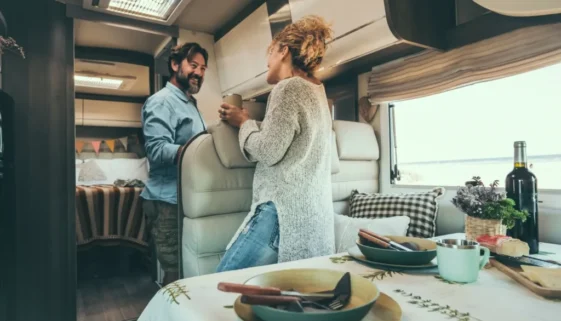 Bydlení v pojízdném autobusu si oblíbilo již mnoho párů a rodin.