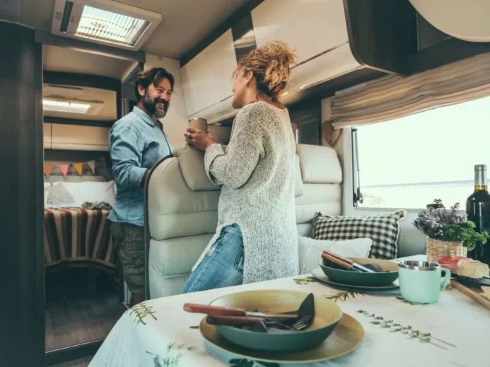 Bydlení v pojízdném autobusu si oblíbilo již mnoho párů a rodin.