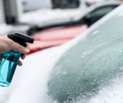 Směs alkoholu a vody je rychlou prevencí proti zdlouhavému čištění auta.