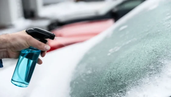 Směs alkoholu a vody je rychlou prevencí proti zdlouhavému čištění auta.