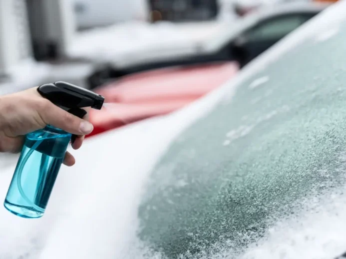 Směs alkoholu a vody je rychlou prevencí proti zdlouhavému čištění auta.