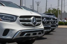 Detailní pohled na přední masky několika vozů Mercedes-Benz zaparkovaných vedle sebe