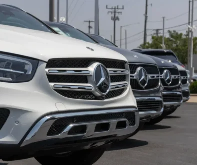 Detailní pohled na přední masky několika vozů Mercedes-Benz zaparkovaných vedle sebe