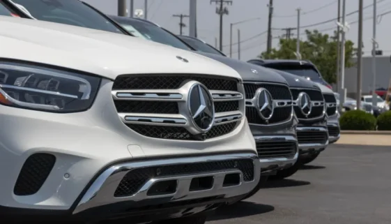 Detailní pohled na přední masky několika vozů Mercedes-Benz zaparkovaných vedle sebe