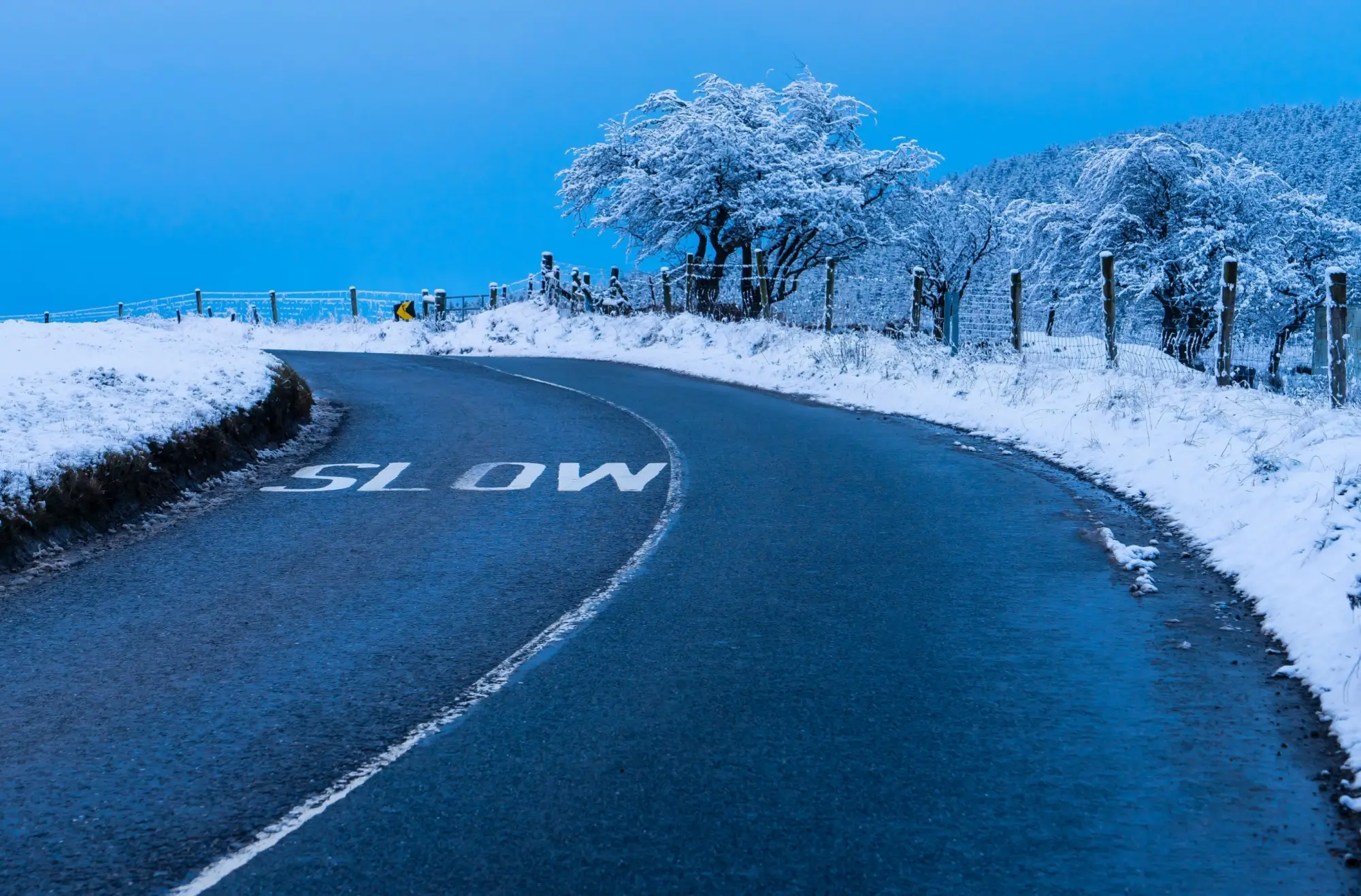 - MotorGuru.cz Na ledových silnicích je základem jezdit pomalu.