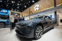 Luxusní elektromobil Nio ET7 na výstavě v čínském Pekingu.