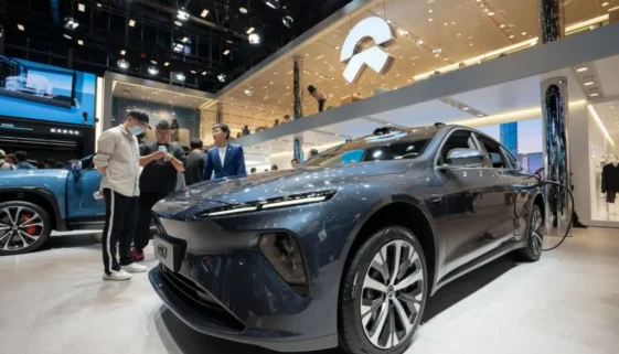 Luxusní elektromobil Nio ET7 na výstavě v čínském Pekingu.