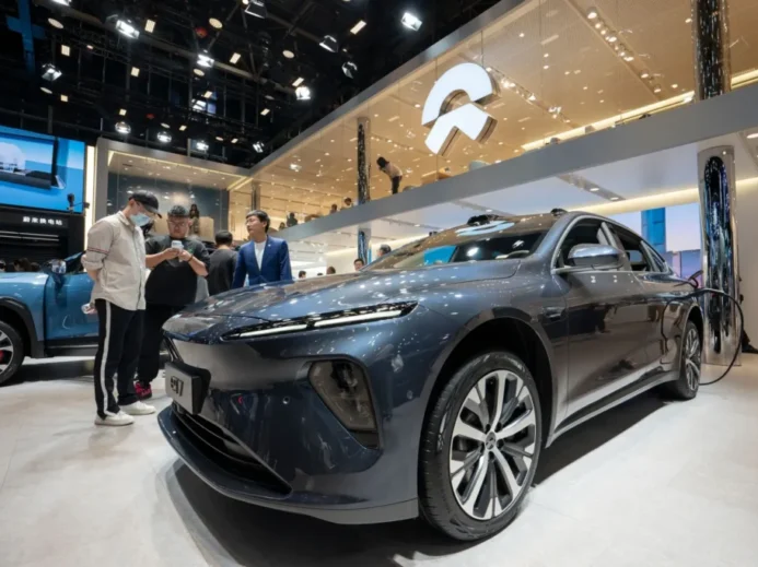 Luxusní elektromobil Nio ET7 na výstavě v čínském Pekingu.