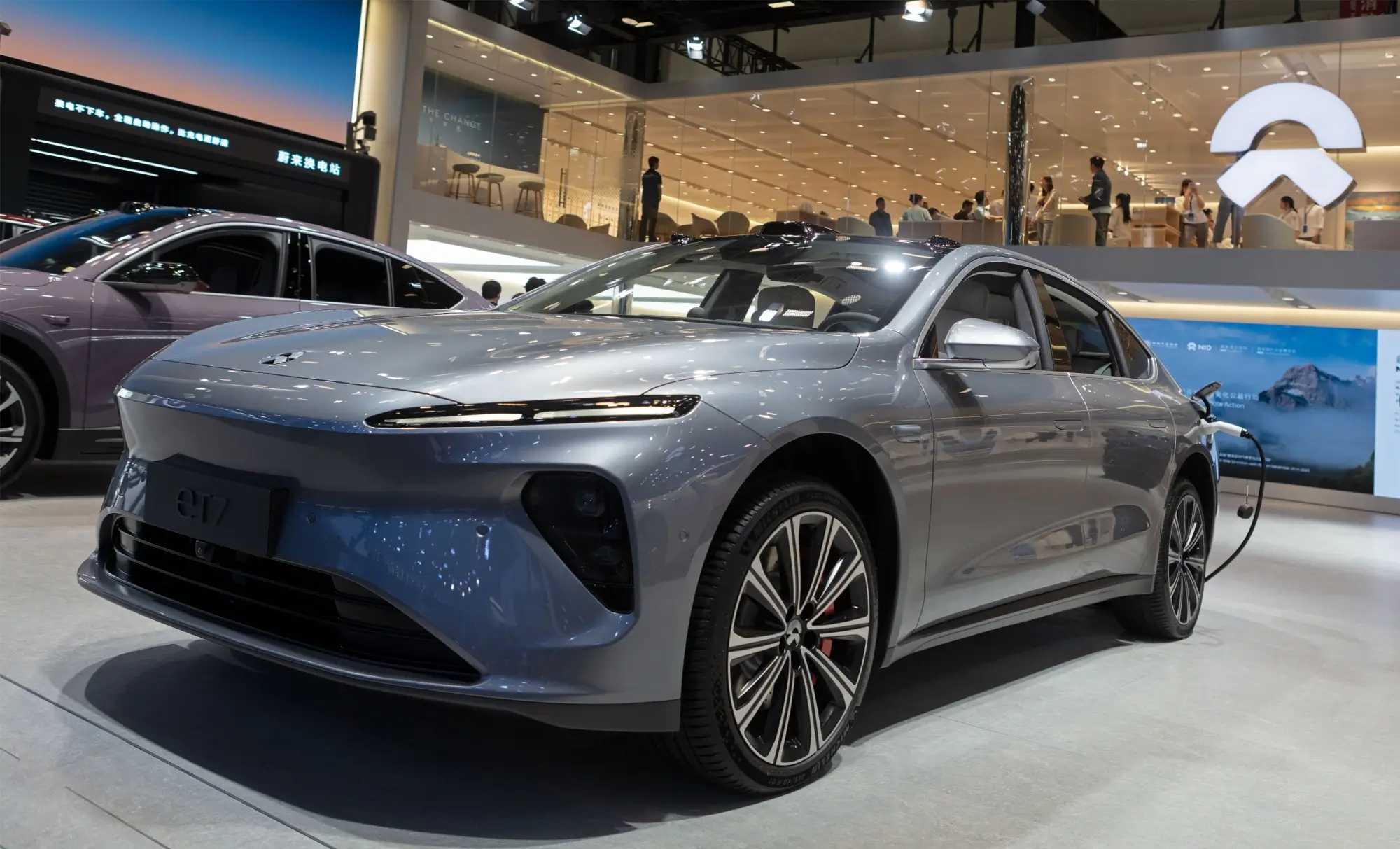 - MotorGuru.cz Model vozu eT7 na mezinárodní automobilové výstavě v Pekingu 2024.