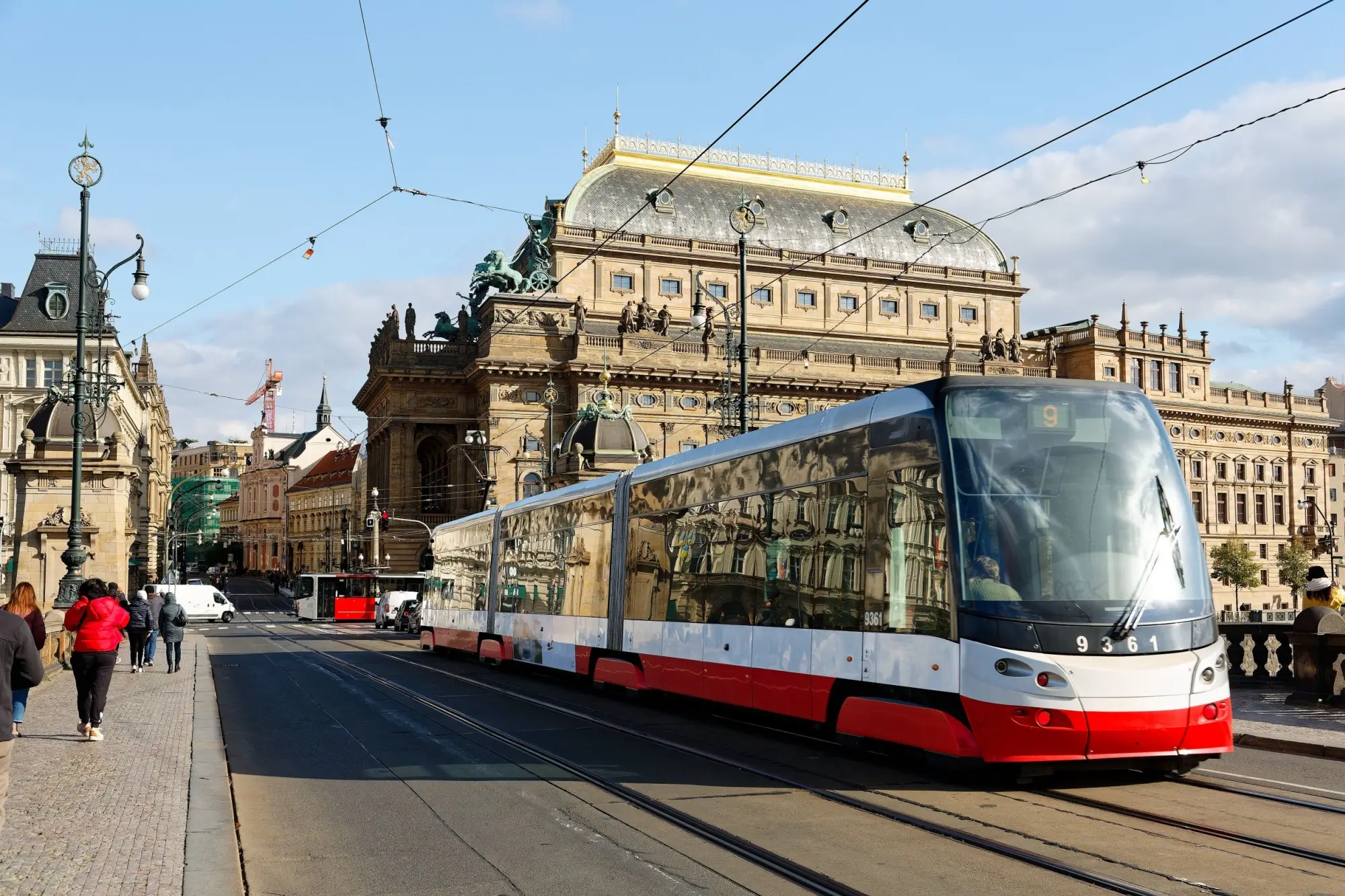 Tramvaj v centru Prahy poblíž Národního divadla.
