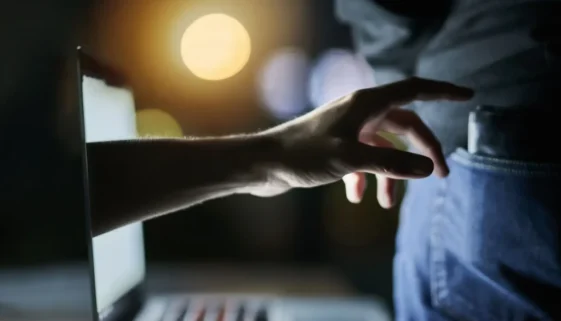 Specifické podvodné taktiky dnes čekají i na řidiče.