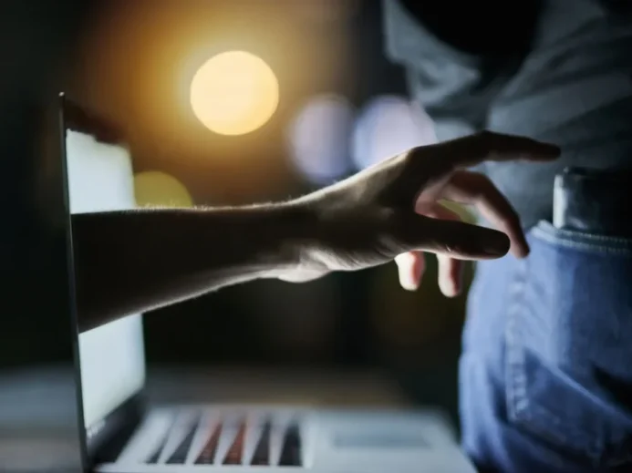 Specifické podvodné taktiky dnes čekají i na řidiče.